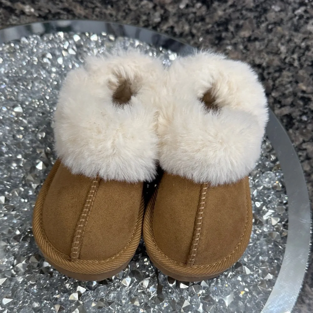 Faux Fur Trim Slipper - Camel and Cream NWOT 7T